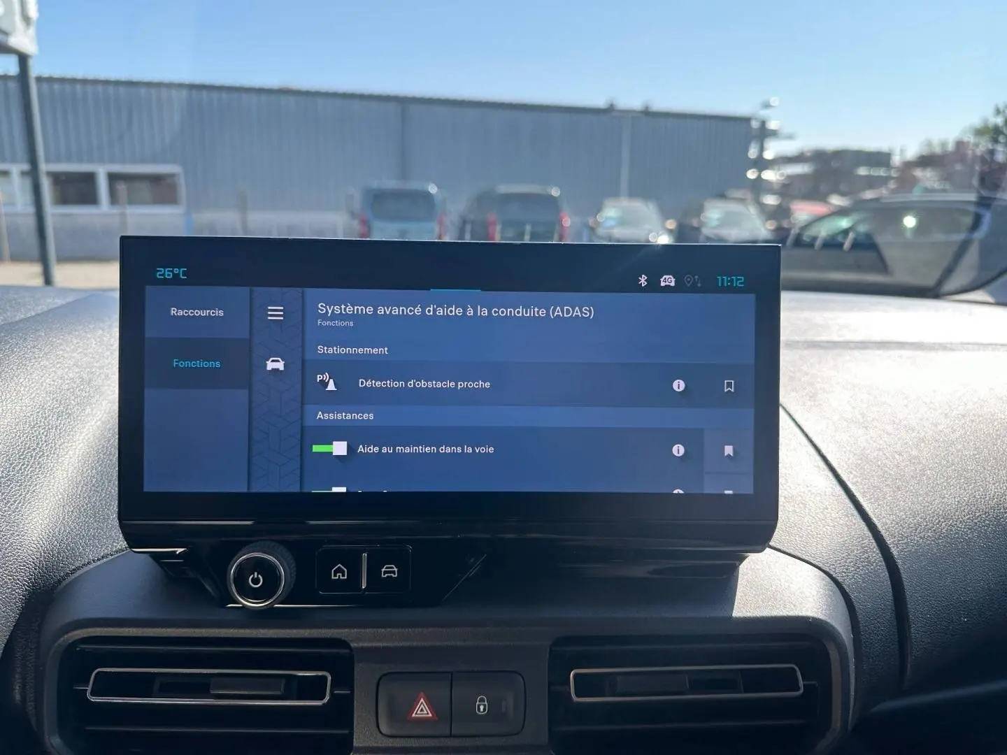 Écran tactile du système d'aide à la conduite dans l'habitacle du Citroën Berlingo M 1.5 BlueHDi 130ch, vue avant.