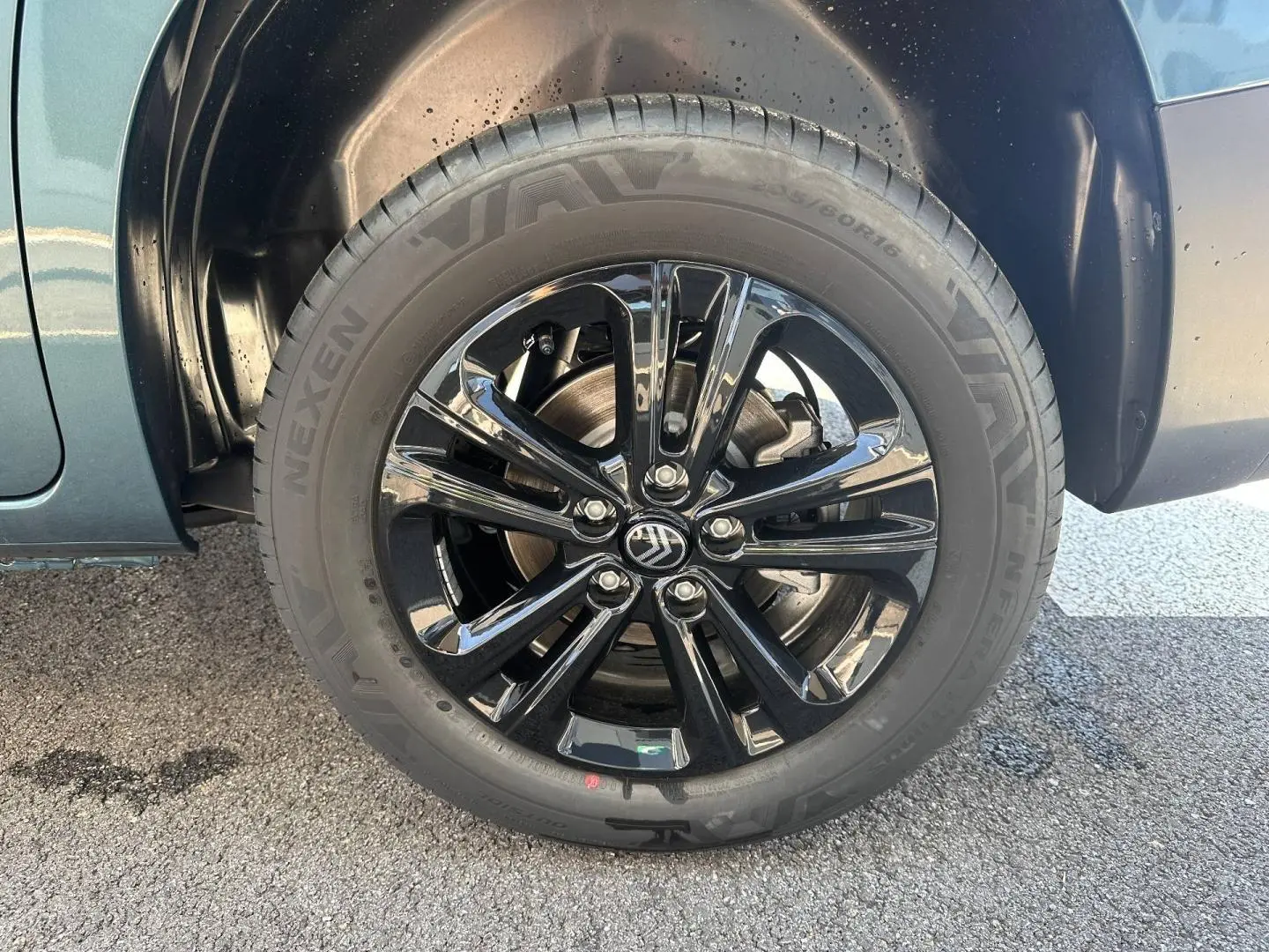 Gros plan sur la roue avant droite du Citroën Berlingo 2026 en Kiama Blue avec jante alliage noire brillante.