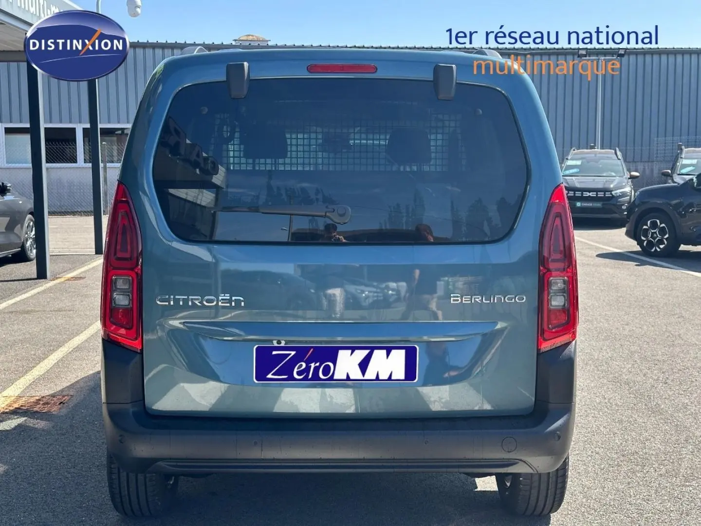 Vue arrière du Citroën Berlingo 2026 en Kiama Blue avec hayon vitré et pare-chocs noir.