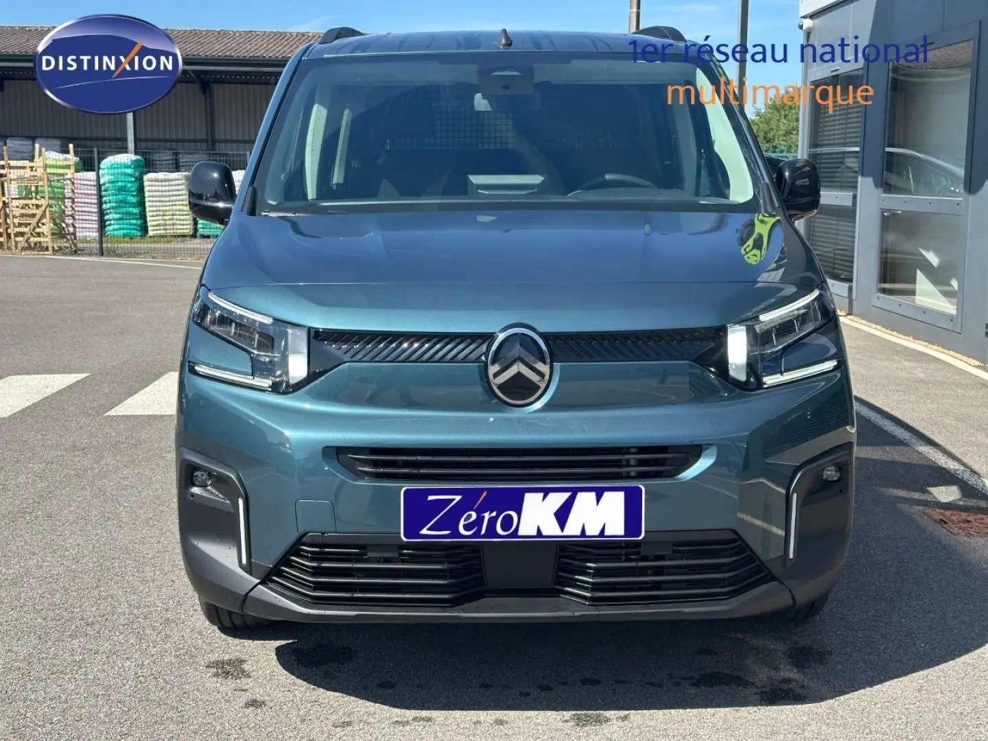 Vue avant d'un Citroën Berlingo 2026 bleu Kiama avec calandre noire et phares LED distinctifs.