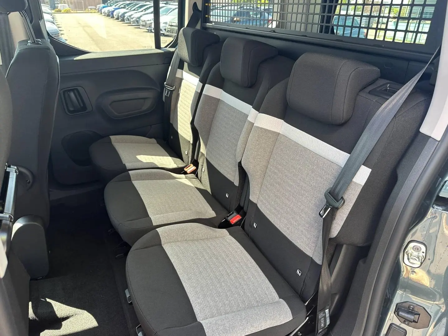 Vue intérieure côté droit sur les trois sièges arrière individuels gris et noirs du Citroën Berlingo Kiama Blue 2026.