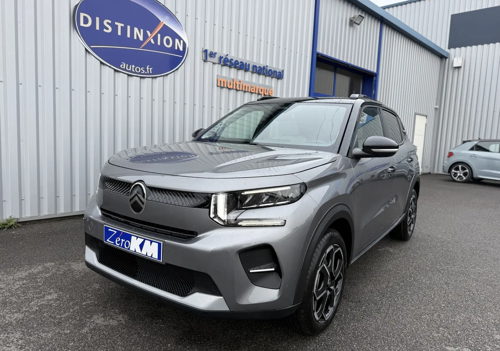 Citroën C3 hybride gris Mercury avec toit noir, vue 3/4 avant mettant en valeur ses phares LED et jantes biton.