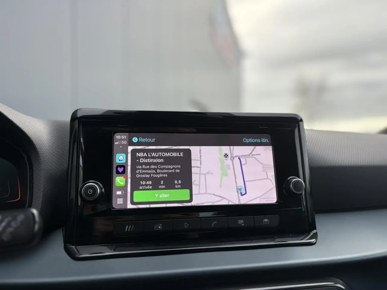 Écran tactile central avec navigation GPS affichant un itinéraire dans l'habitacle d'une SEAT Arona 2025.