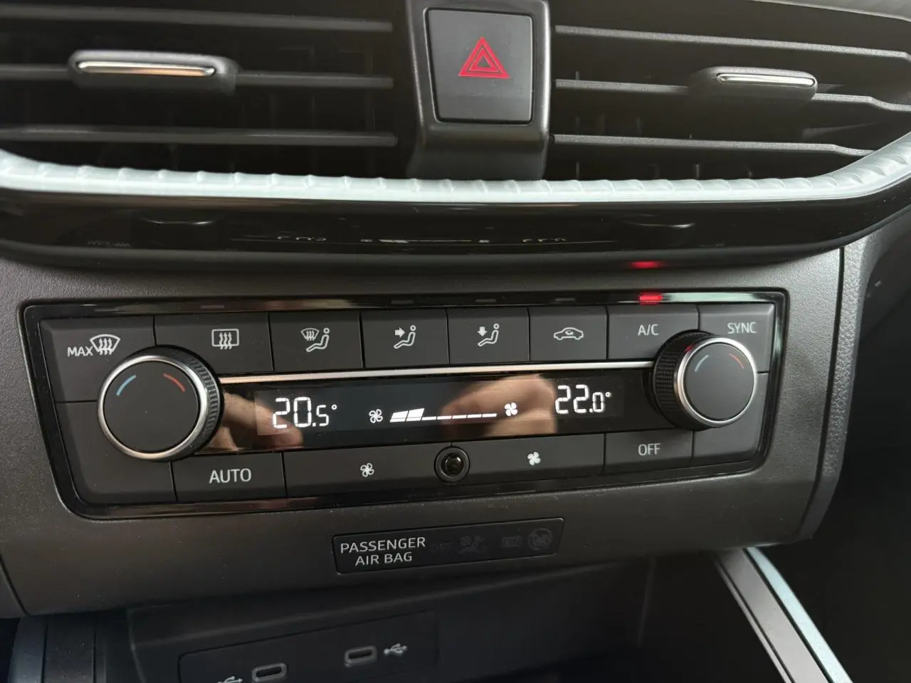 Gros plan sur la console centrale de la SEAT Arona TSI 115 Xpérience avec climatisation automatique bi-zone affichant 20,5° et 22°