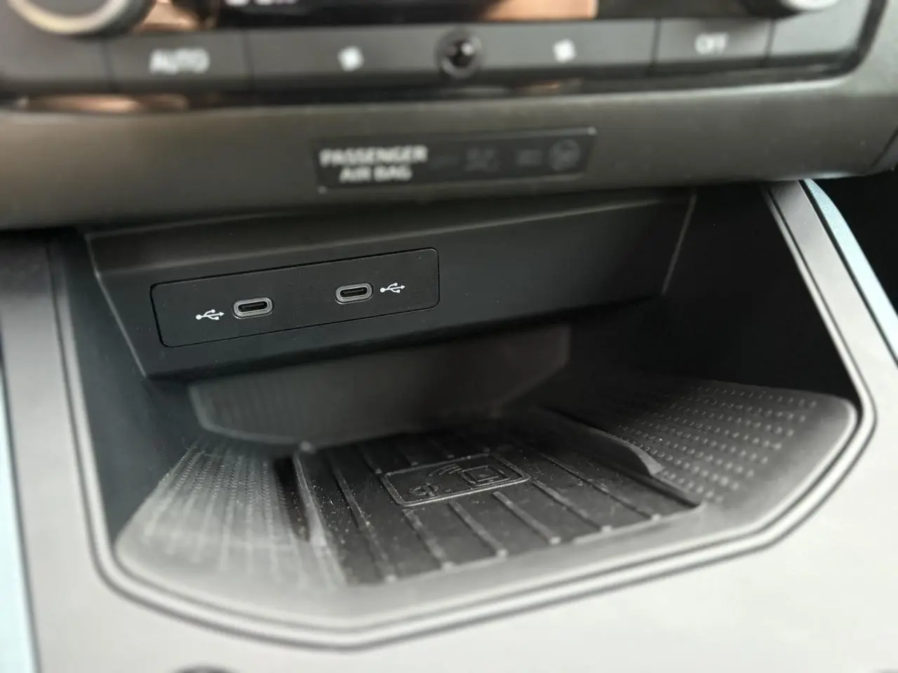 Gros plan sur la console centrale du SEAT Arona TSI 115 Xpérience montrant deux ports USB-C et un espace de recharge sans fil.