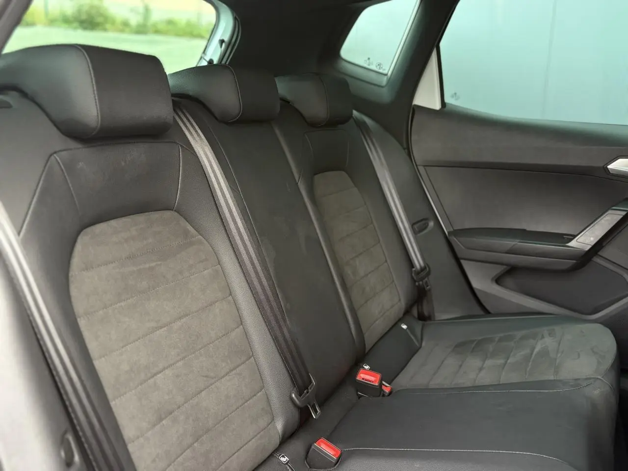 Vue côté droit des sièges arrière en tissu noir et alcantara du SEAT Arona TSI 115 Xpérience 2025.