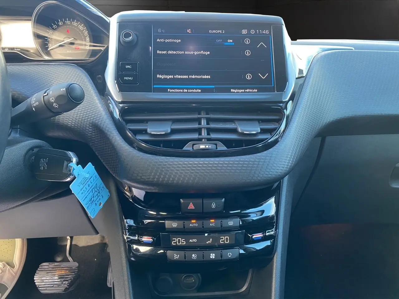 Vue rapprochée du tableau de bord de la Peugeot 2008 1.5 BlueHDi 120 Allure, avec écran tactile et commandes climatisation.