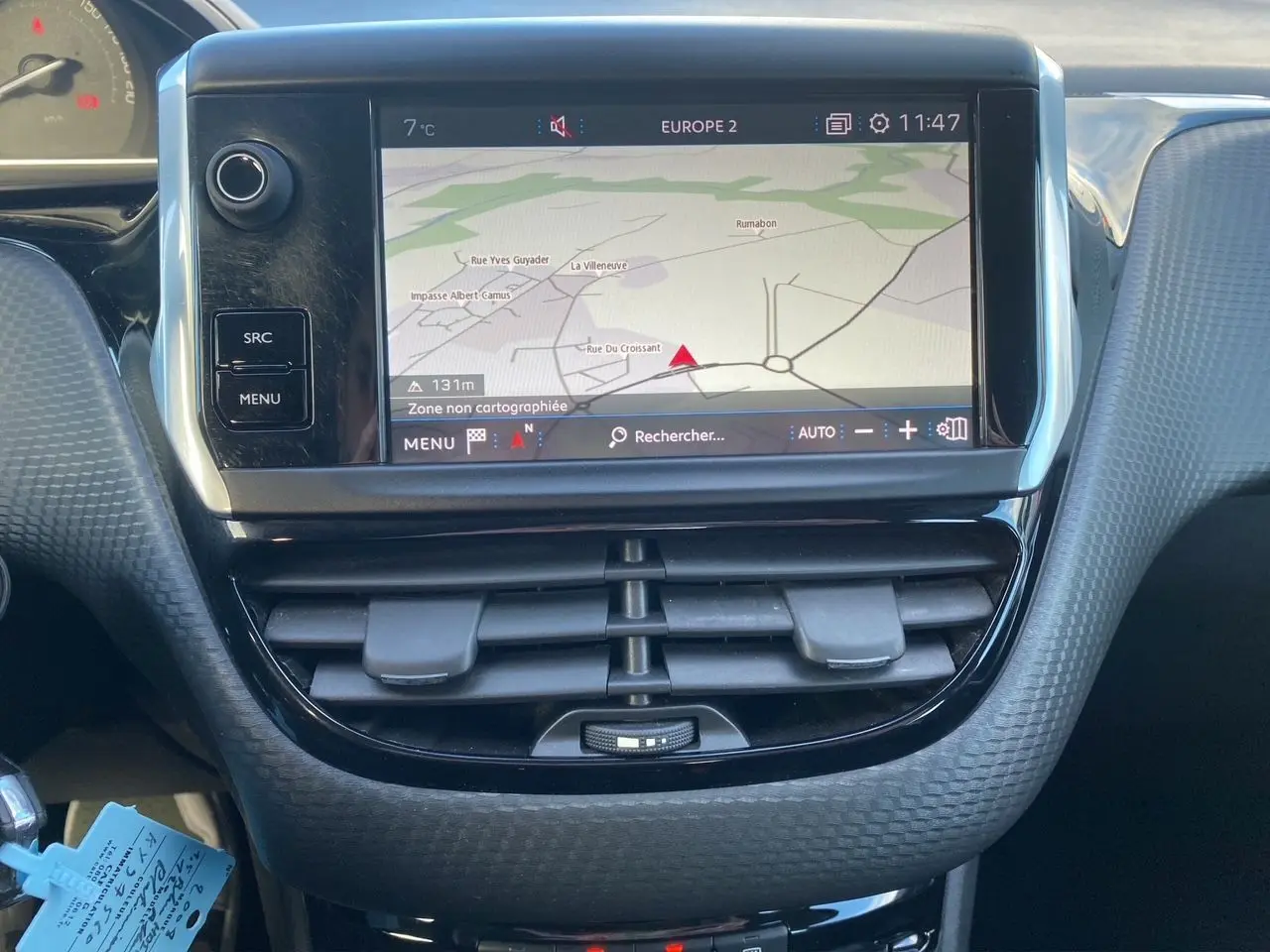 Vue rapprochée de l’écran tactile central avec navigation du tableau de bord du Peugeot 2008 gris platinium de 2019.