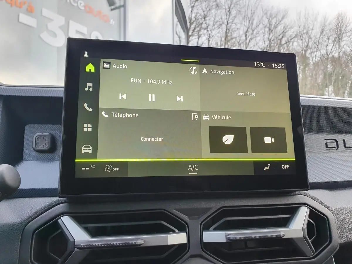 Écran tactile central du tableau de bord du Dacia Duster 2025, affichant le système Media Nav Live.