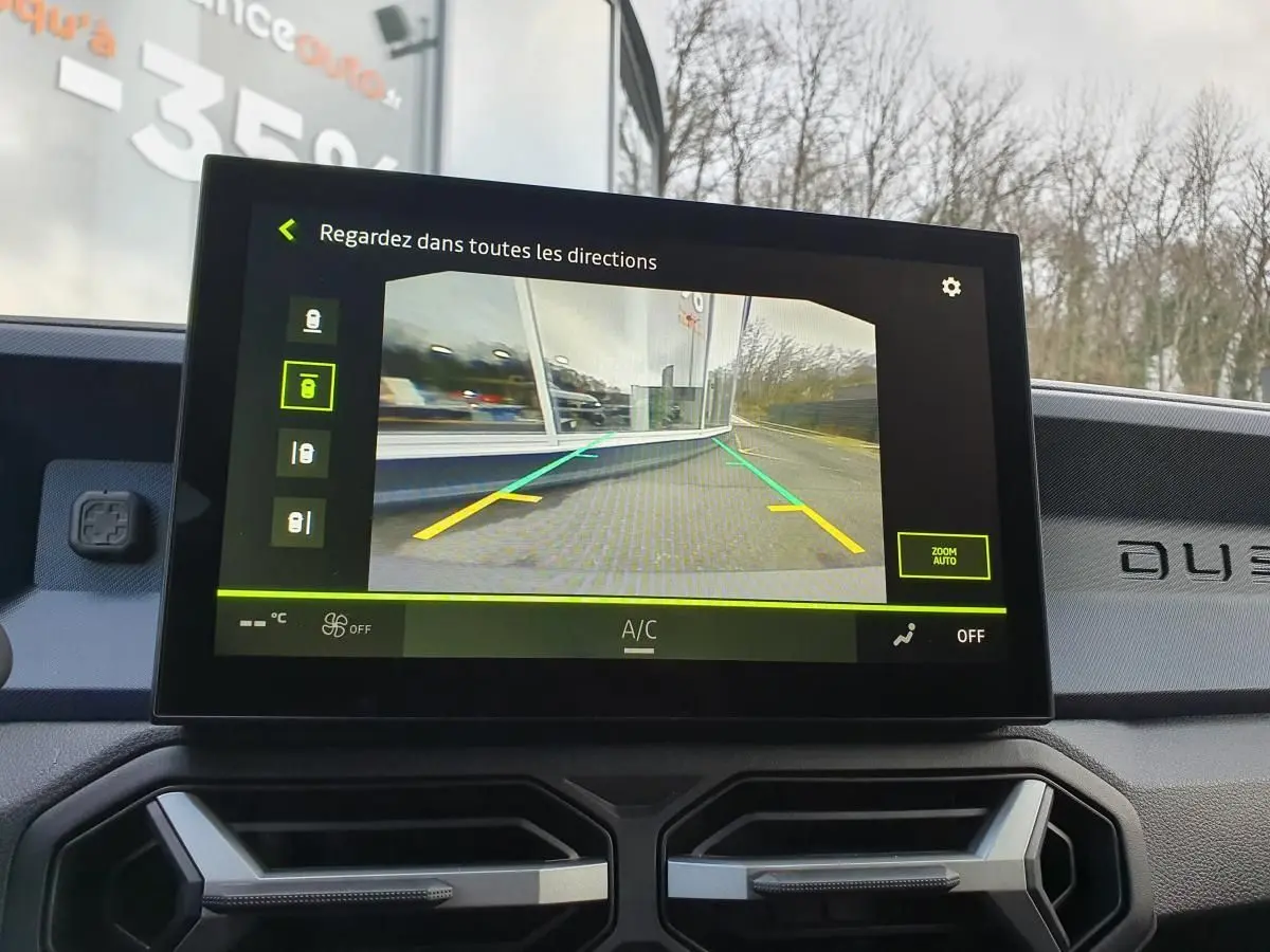 Écran central affichant la caméra de recul du Dacia Duster blanc glacier, vue intérieure du tableau de bord.