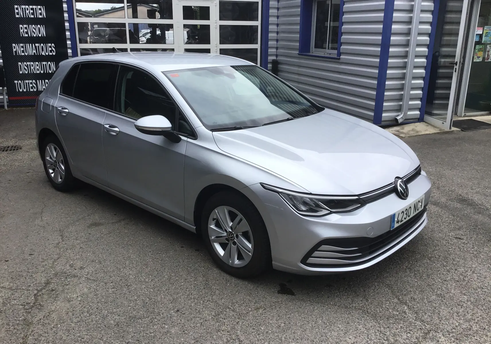 Volkswagen Golf VIII gris reflex vue 3/4 avant droit, avec jantes alliage et calandre moderne.