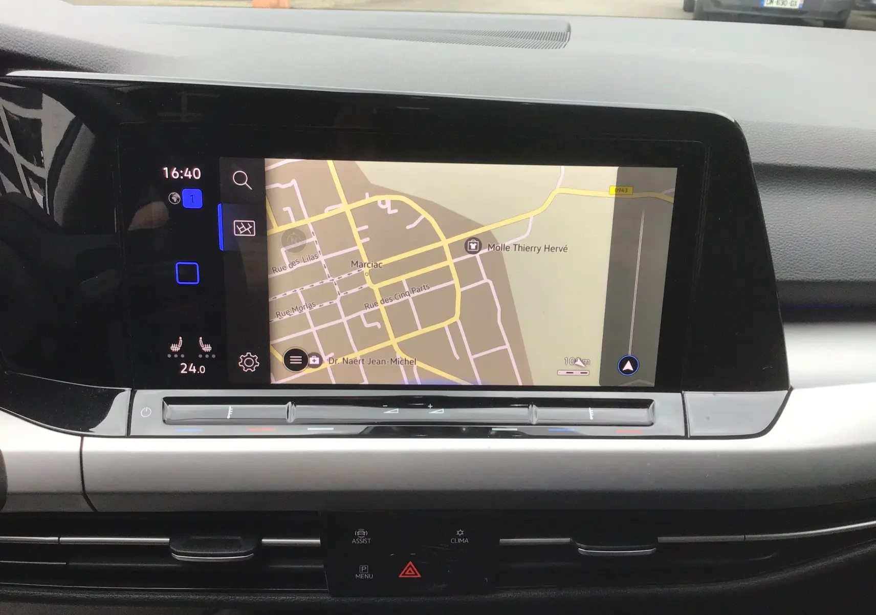 Écran tactile central du tableau de bord de la Volkswagen Golf VIII gris reflex, affichant la navigation GPS.