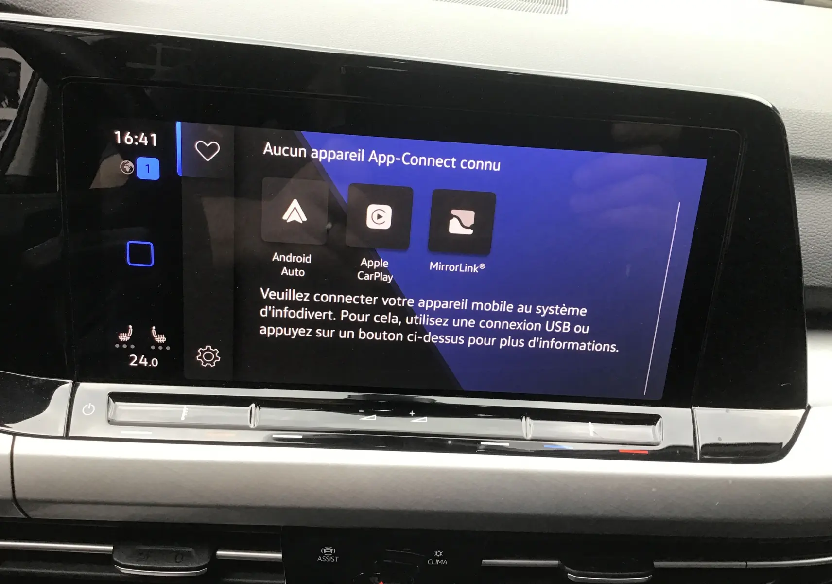 Écran tactile central de la Volkswagen Golf VIII gris Reflex, affichant le menu App-Connect avec Android Auto et Apple CarPlay.