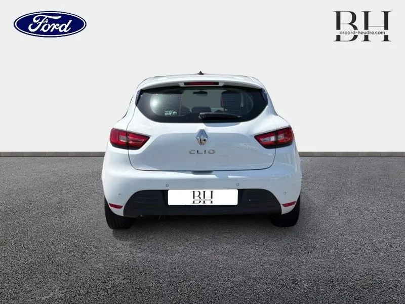 Vue arrière d'une Renault Clio blanche 2018 avec feux arrière distinctifs et becquet au-dessus de la lunette.