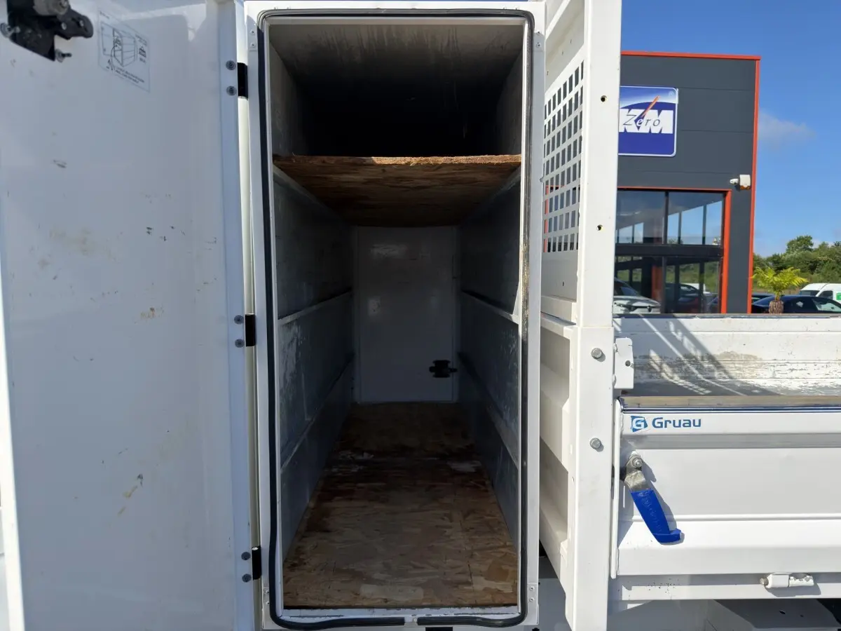 Vue arrière du Renault Master blanc 2024 avec benne ouverte et espace de chargement visible, côté droit partiel.