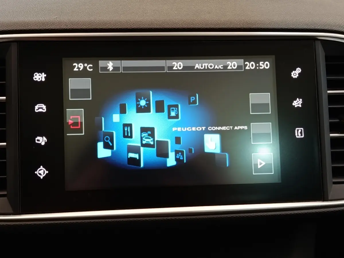 Écran tactile central de la Peugeot 308 GT Line 2016 affichant l'interface Peugeot Connect Apps en intérieur noir.