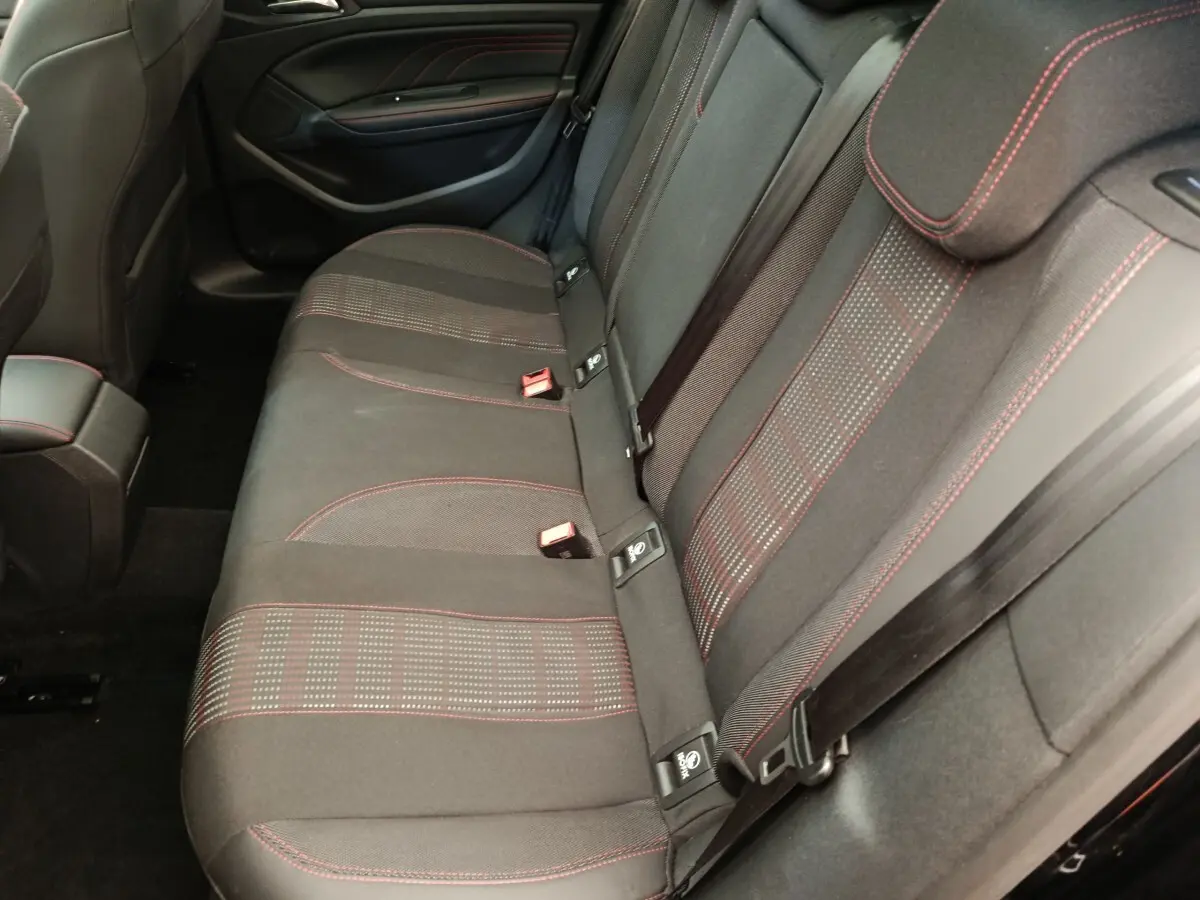 Vue rapprochée de la banquette arrière noire avec surpiqûres rouges de la Peugeot 308 GT Line 2016.