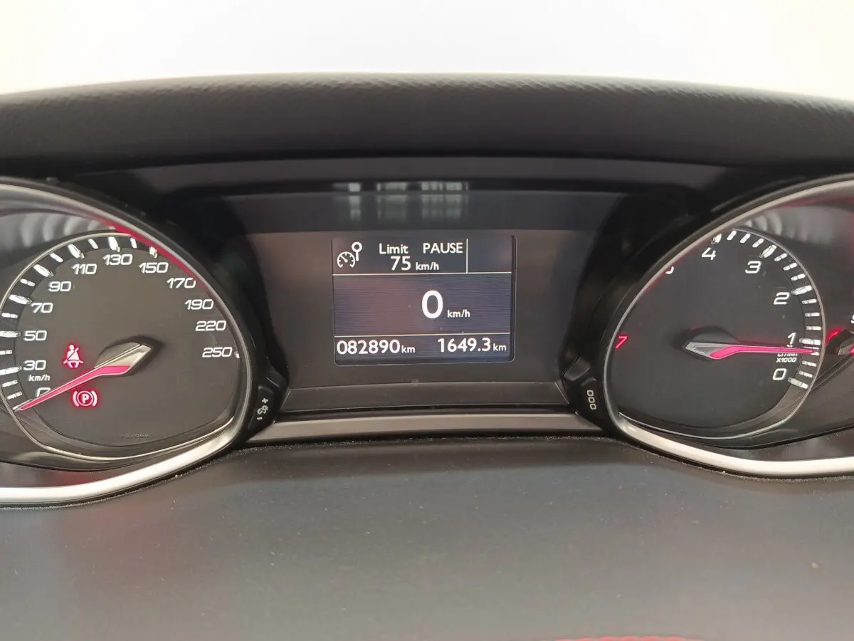 Vue rapprochée du tableau de bord de la Peugeot 308 GT Line 2016, affichage digital noir avec compteurs analogiques.