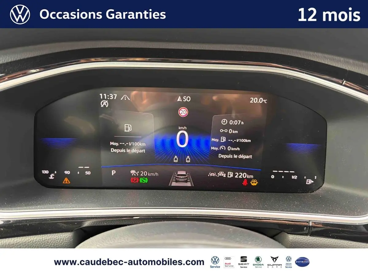 Tableau de bord numérique du Volkswagen T-Roc Cabriolet noir, affichage digital clair et moderne.
