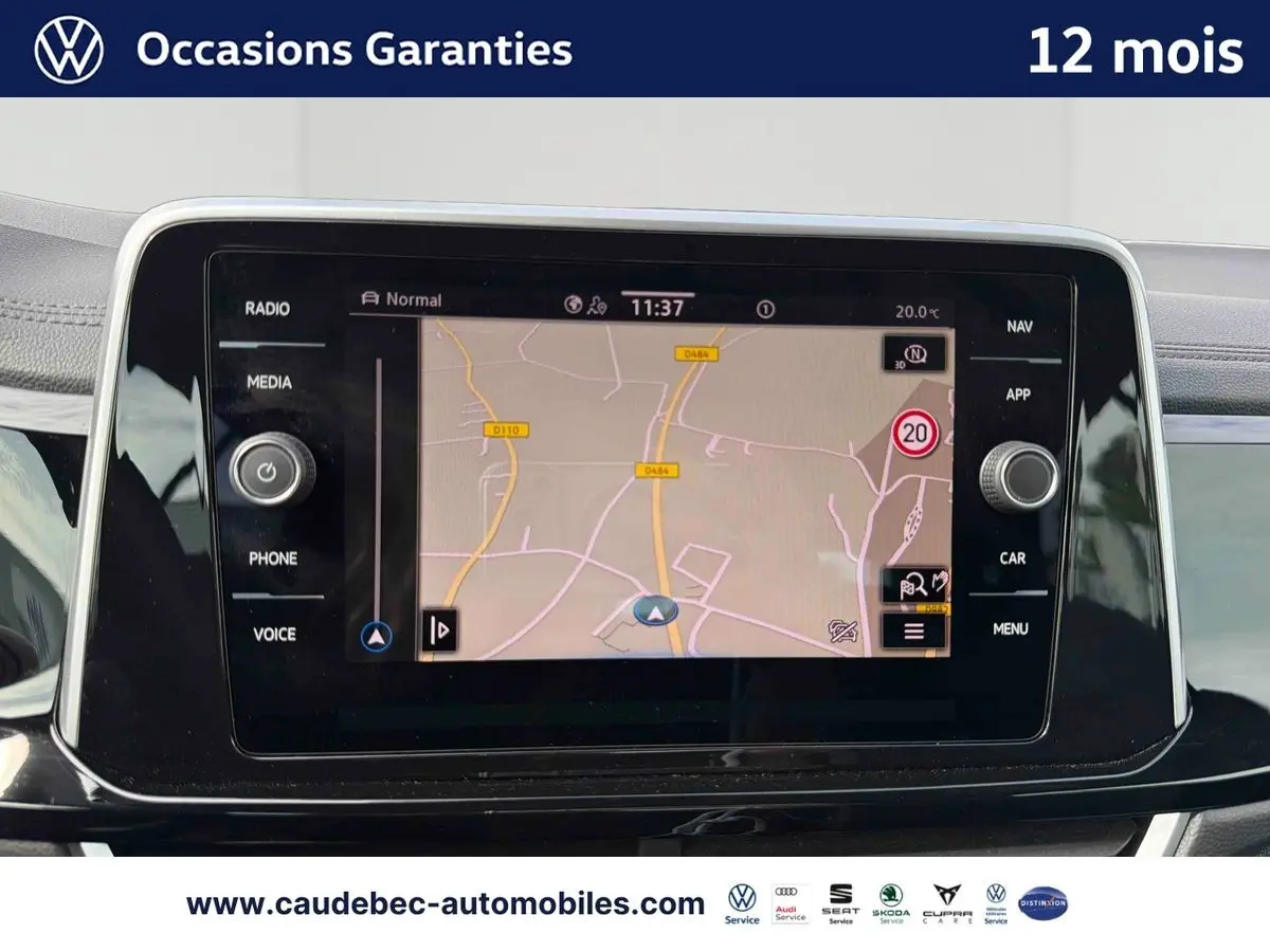 Vue avant rapprochée du tableau de bord du Volkswagen T-Roc Cabriolet noir, écran tactile de navigation allumé.