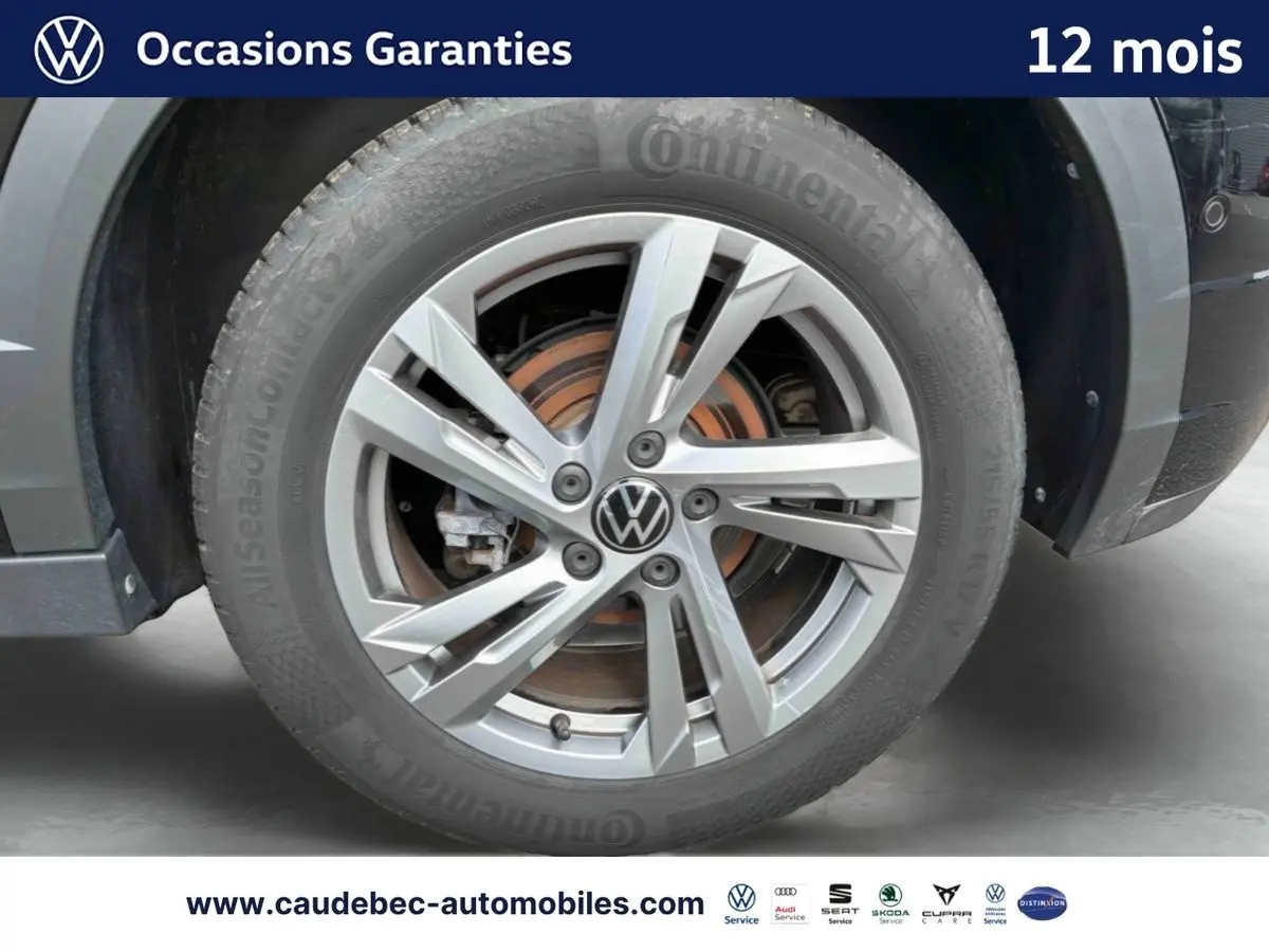 Gros plan sur la jante alliage gris galvanisé Valencia 17 pouces du Volkswagen T-Roc Cabriolet noir, roue avant droite.