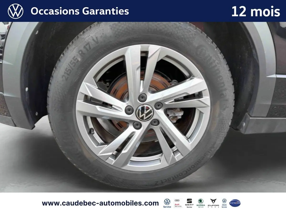 Gros plan sur la jante alliage Valencia 17 pouces gris galvanisé du Volkswagen T-Roc Cabriolet noir, roue côté gauche.