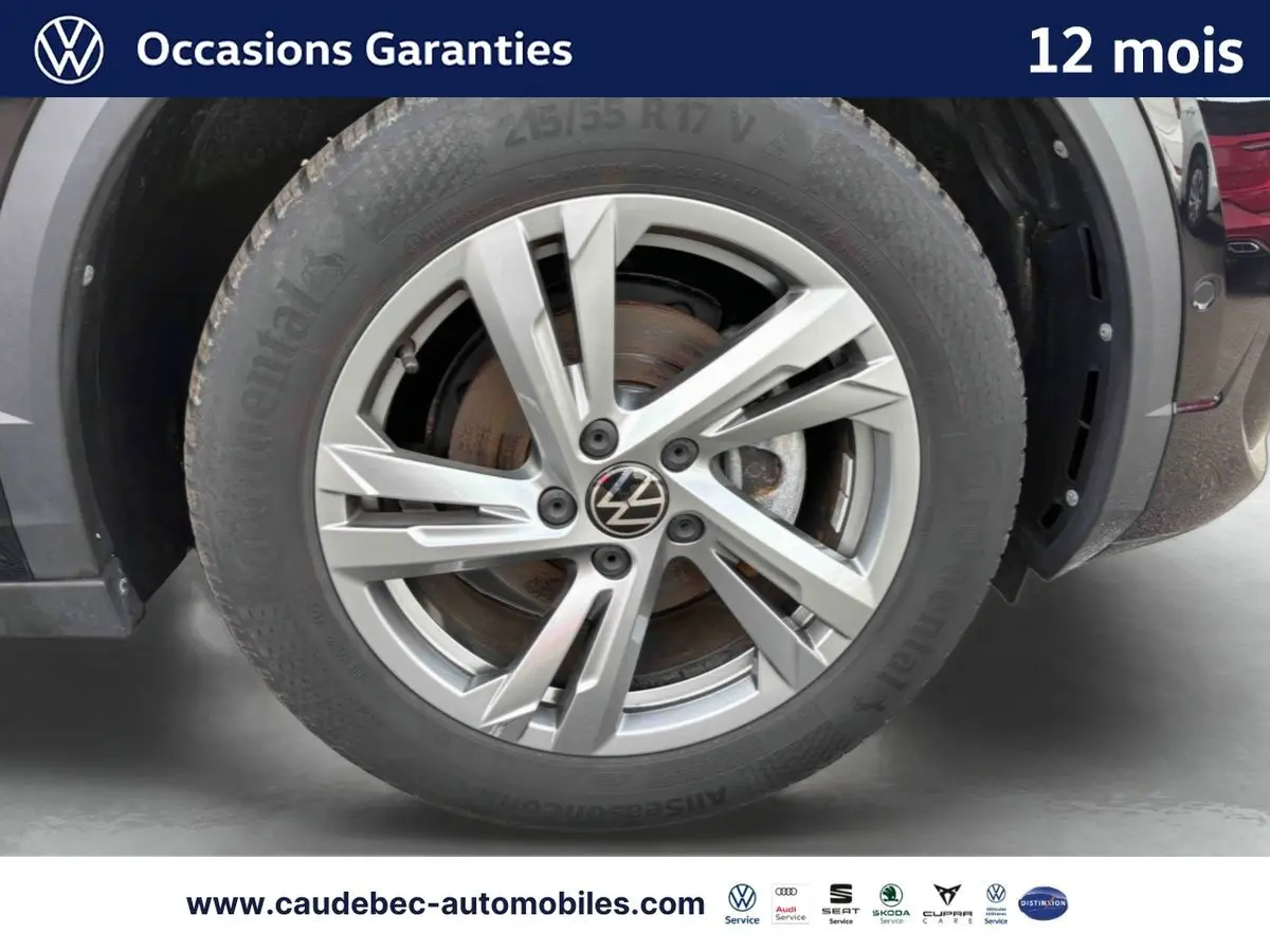 Gros plan sur la roue avant gauche du Volkswagen T-Roc Cabriolet noir, jante alliage Valencia 17 pouces.