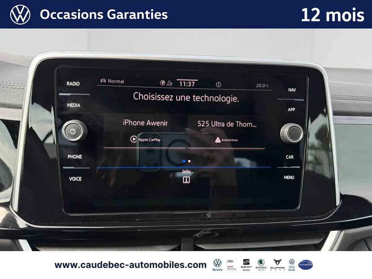 Vue avant rapprochée du tableau de bord tactile du Volkswagen T-Roc Cabriolet noir, affichant les options multimédia.