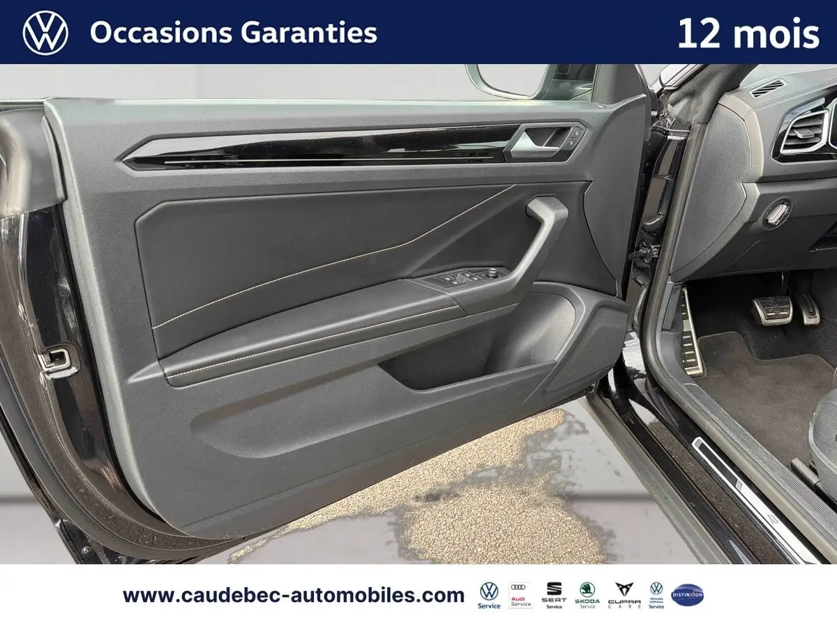 Vue rapprochée de la porte avant gauche noire du Volkswagen T-Roc Cabriolet avec garniture intérieure en cuir et surpiqûres.