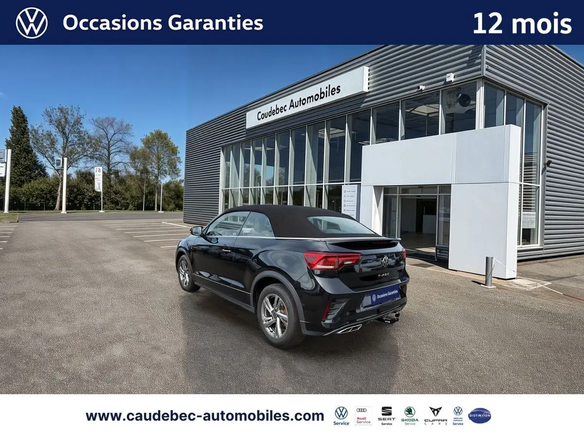 Volkswagen T-Roc Cabriolet noir vue 3/4 arrière droit avec toit fermé devant concession Caudebec Automobiles.