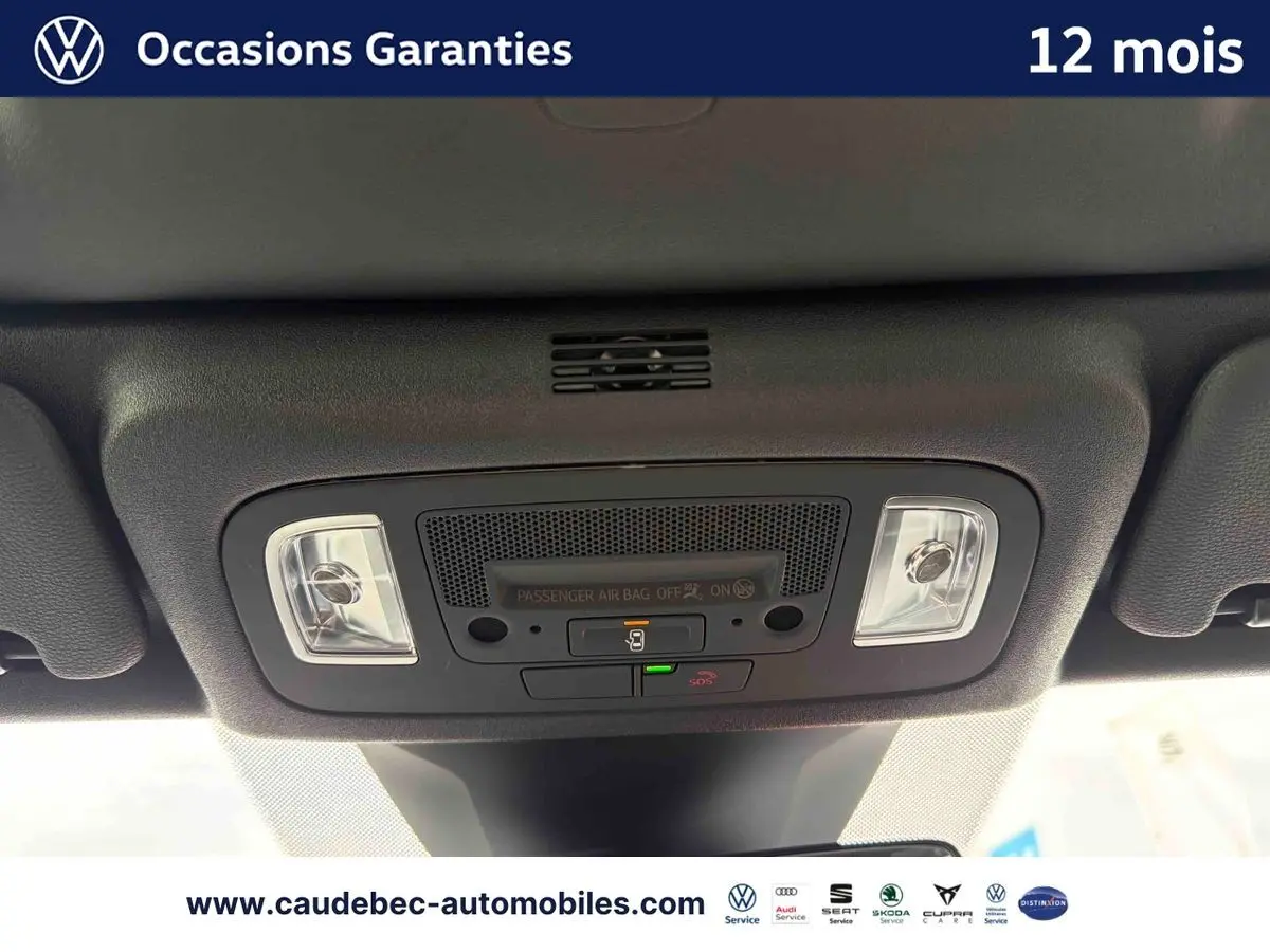 Détail du plafonnier intérieur avec éclairage et commandes, Volkswagen T-Roc Cabriolet noir 2025.