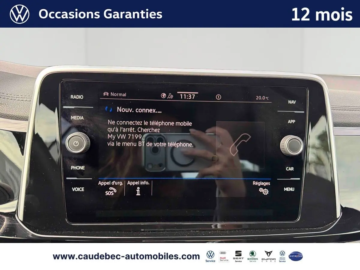 Vue rapprochée de l'écran tactile multimédia noir du Volkswagen T-Roc Cabriolet 2025 affichant une connexion Bluetooth.