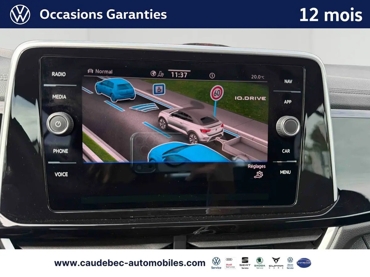 Écran tactile du tableau de bord montrant l'assistance au maintien de voie du Volkswagen T-Roc Cabriolet 2025.