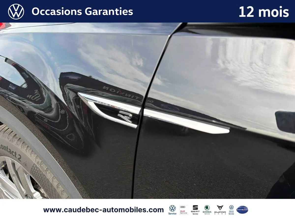 Gros plan sur l'aile arrière gauche noire du Volkswagen T-Roc Cabriolet avec logo R et jante visible.