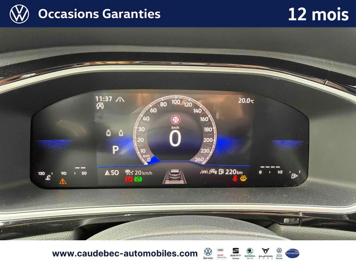 Affichage numérique du tableau de bord du Volkswagen T-Roc Cabriolet noir, vue frontale centrée sur le compteur de vitesse.