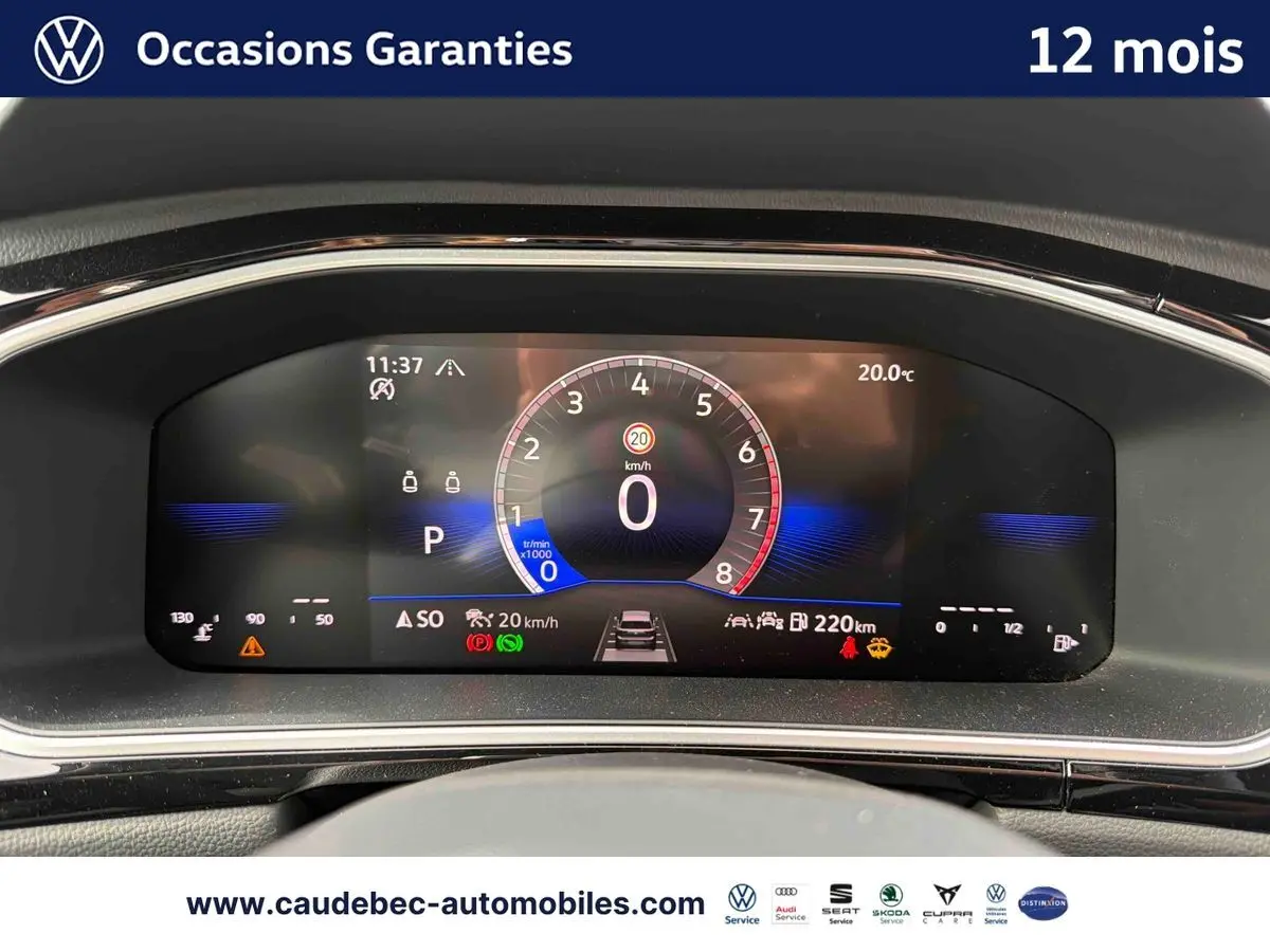 Vue rapprochée du tableau de bord numérique du Volkswagen T-Roc Cabriolet 2025 affichant la vitesse et diverses alertes.