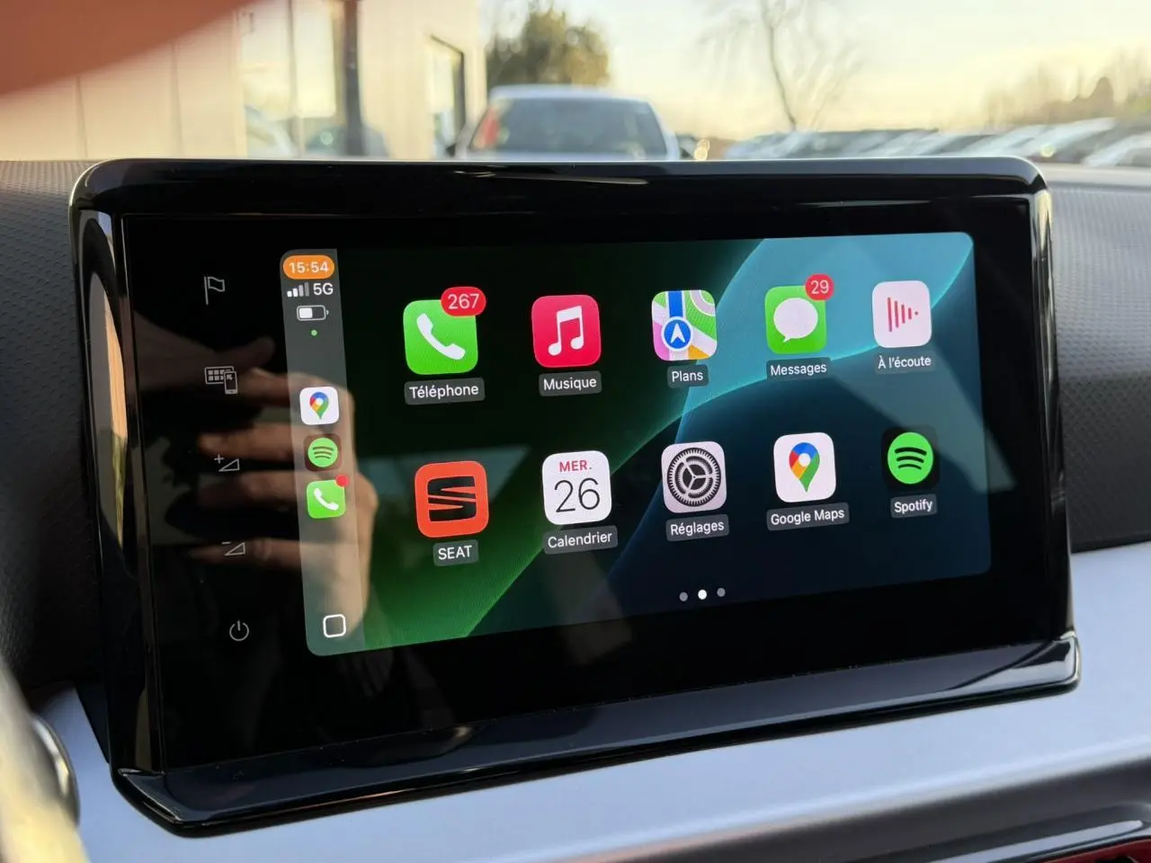 Écran tactile central du tableau de bord de la SEAT IBIZA TSI 115 FR 2025 affichant Apple CarPlay.