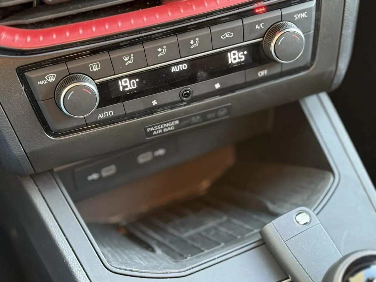 Gros plan sur la console centrale avec climatisation automatique bi-zone et clé noire du SEAT IBIZA TSI 115 FR 2025.