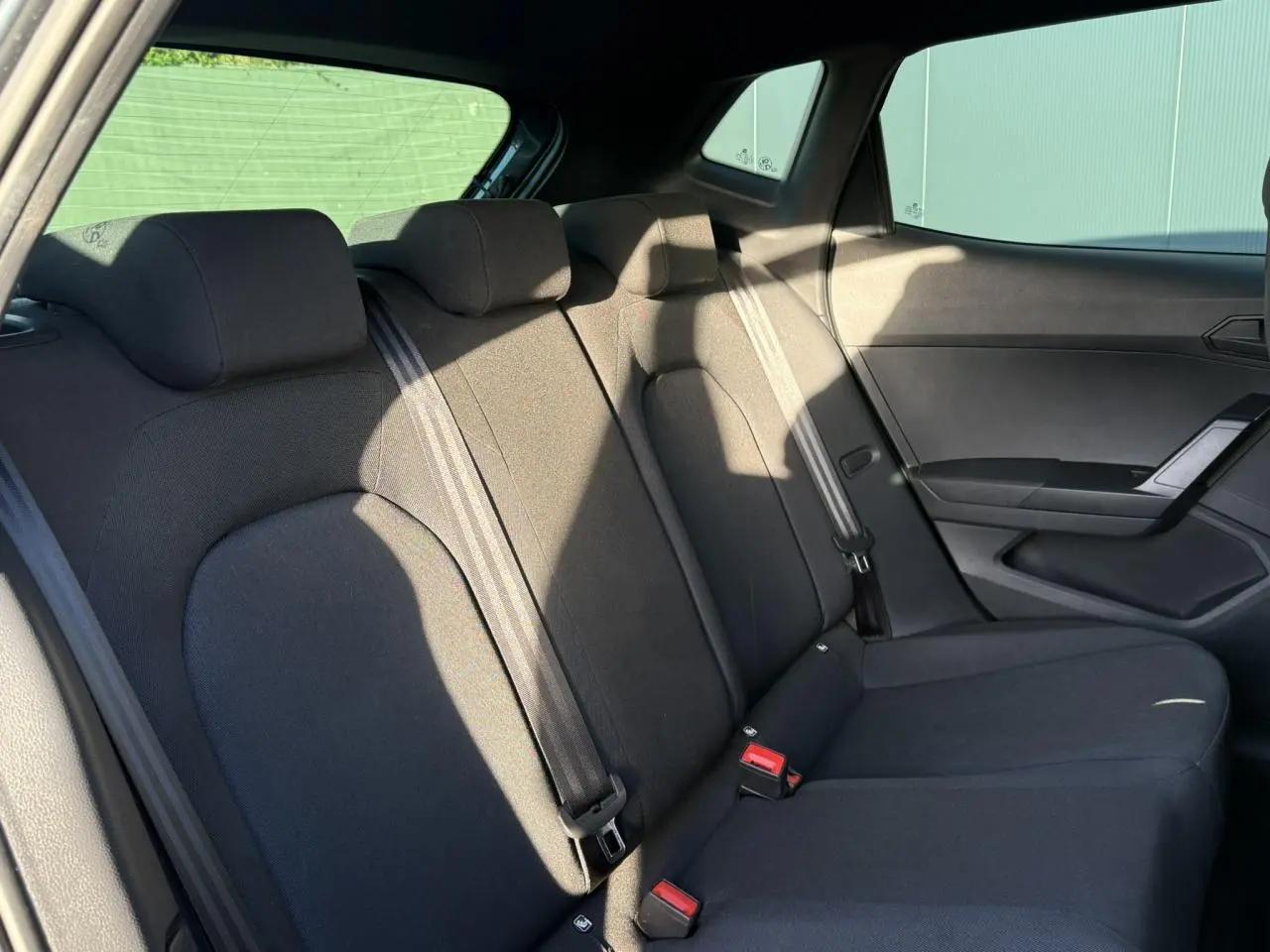 Banquette arrière en tissu noir vue côté droit dans l'habitacle d'une SEAT IBIZA TSI 115 FR 2025.