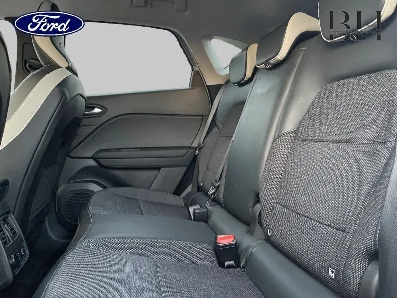 Vue intérieure arrière du Renault Captur 1.6 E-Tech hybride rechargeable 2021 avec sièges gris Highland et noir étoile en tissu et cuir.