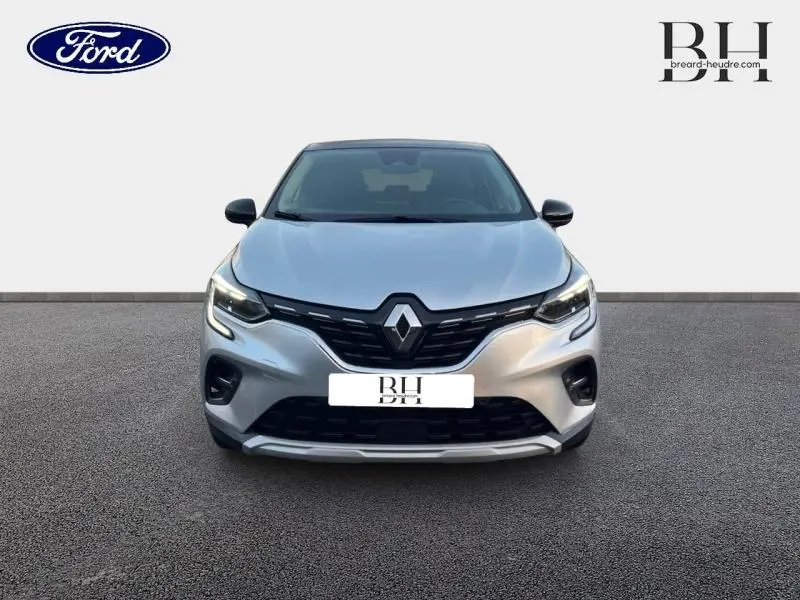 Vue avant d'un Renault Captur 1.6 E-Tech hybride rechargeable 2021 en gris Highland avec toit noir étoile.