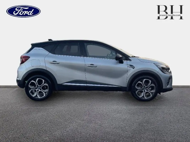 Profil droit du Renault Captur 1.6 E-Tech hybride rechargeable 2021 en gris Highland avec toit noir étoile.