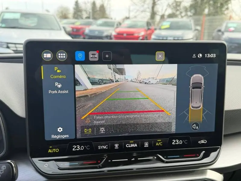 Vue de l'écran de caméra de recul du SEAT LEON ST noir Minuit Métallisée, affichant les lignes d'aide au stationnement arrière.