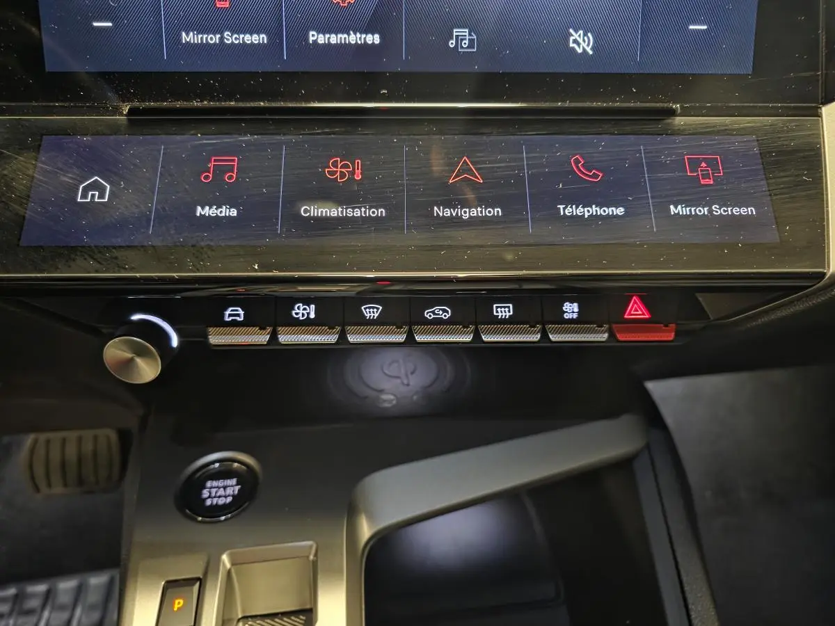 Vue rapprochée de la console centrale de la Peugeot 308 SW 2024, montrant l'écran tactile et les commandes tactiles.