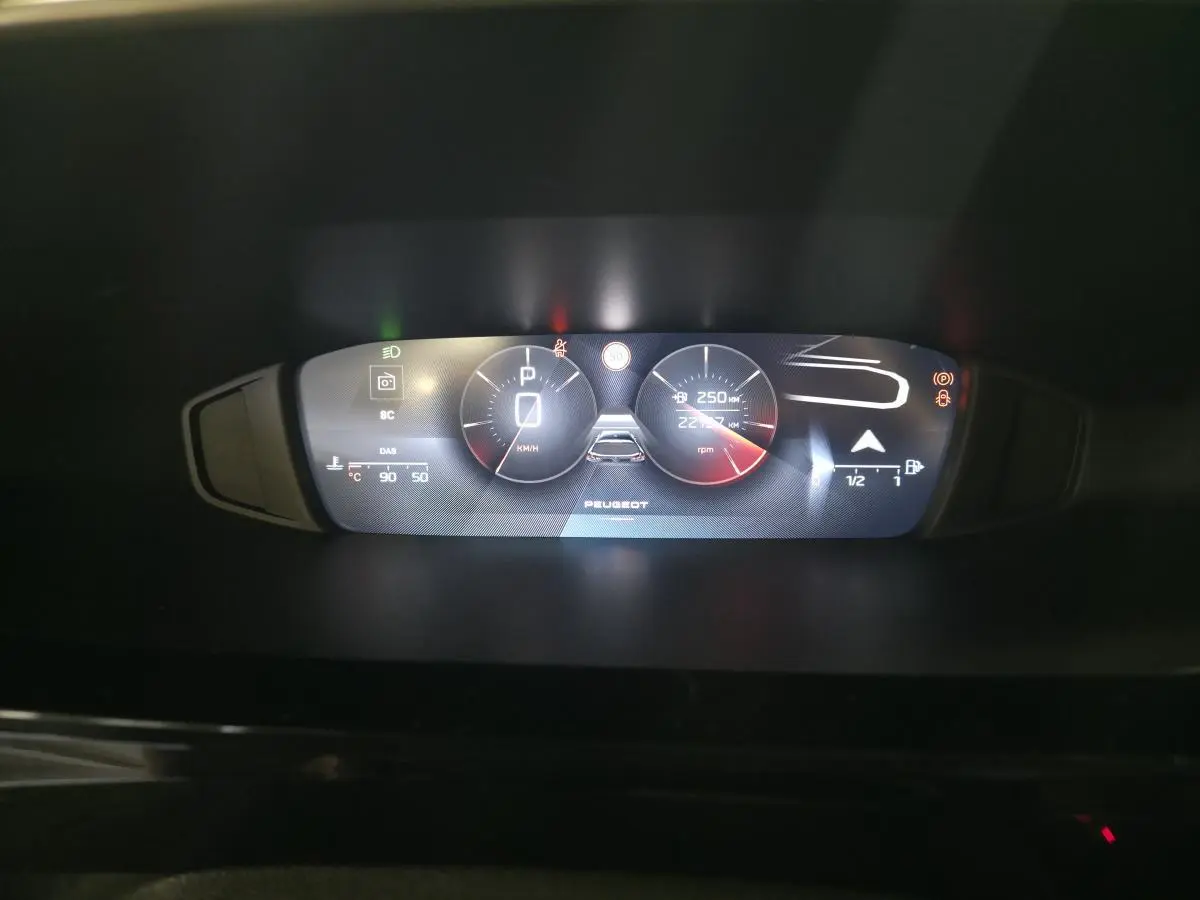 Vue rapprochée du combiné numérique Peugeot 308 SW 2024 affichant vitesse, régime moteur et jauge de carburant.