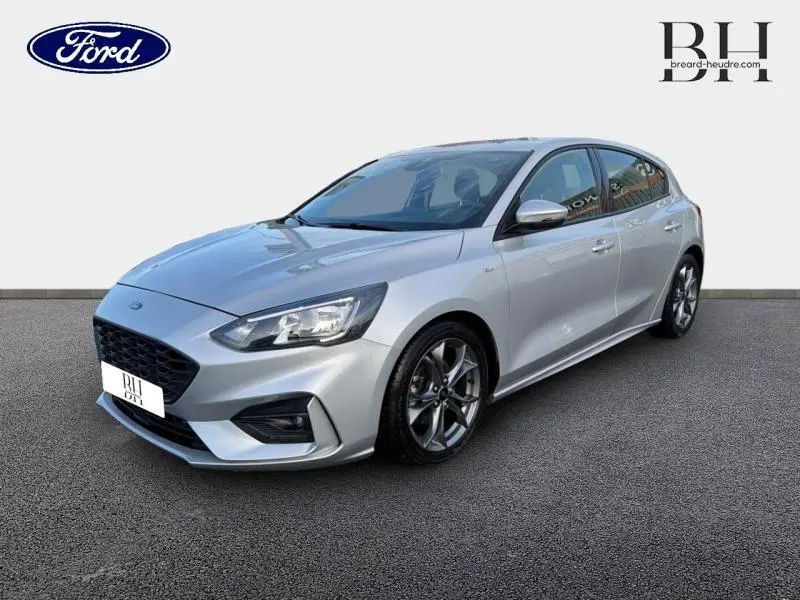 Ford Focus 1.5 EcoBlue gris lunaire métallisé vue 3/4 avant droit avec jantes alu et phares LED.