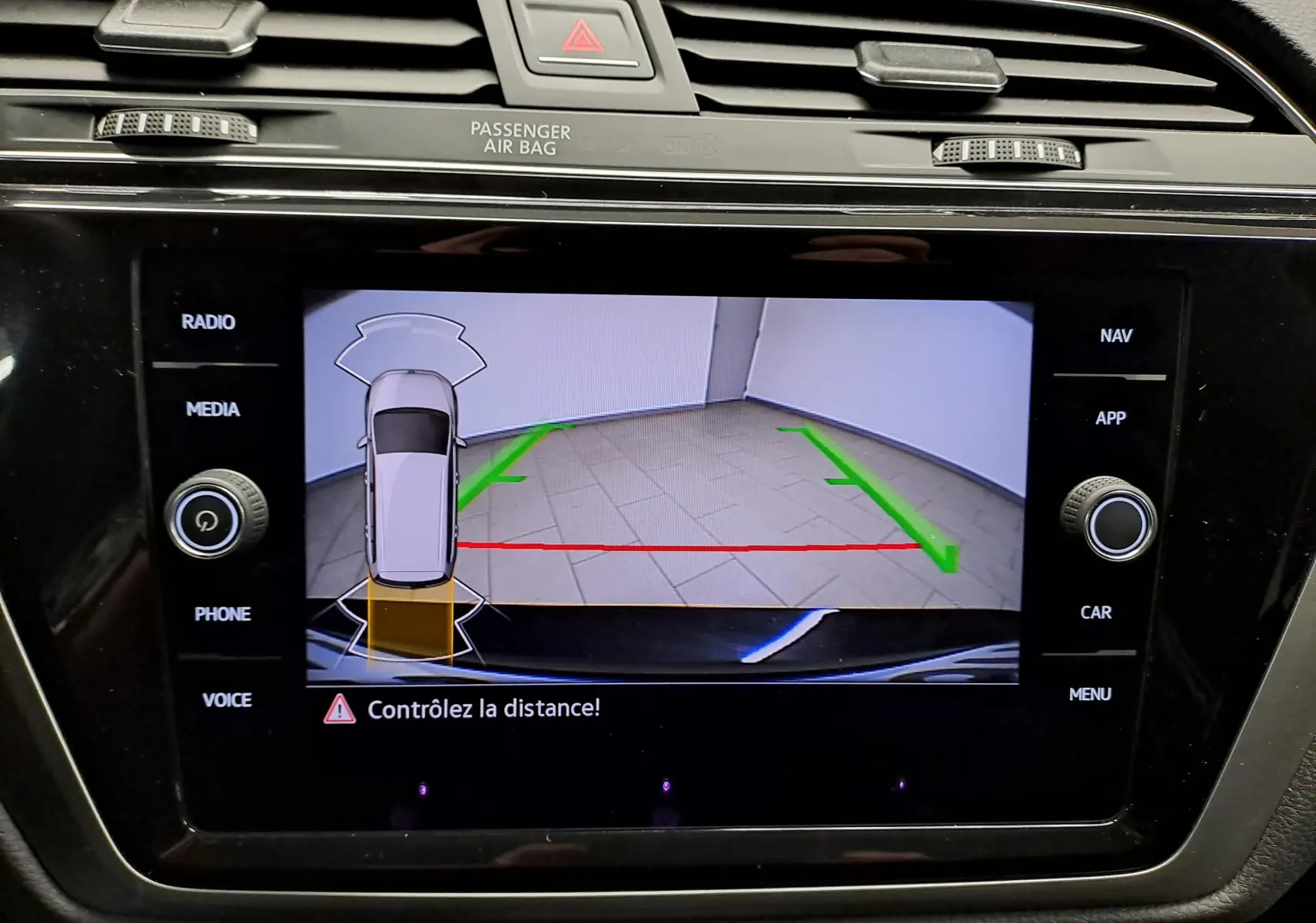 Écran de caméra de recul du Volkswagen Touran 2025 avec affichage des lignes de guidage et alertes de distance.