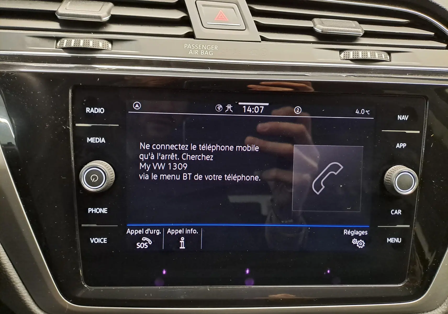 Vue rapprochée de l’écran tactile central du Volkswagen Touran 2025 noir intense nacré affichant les options de connexion Bluetooth.