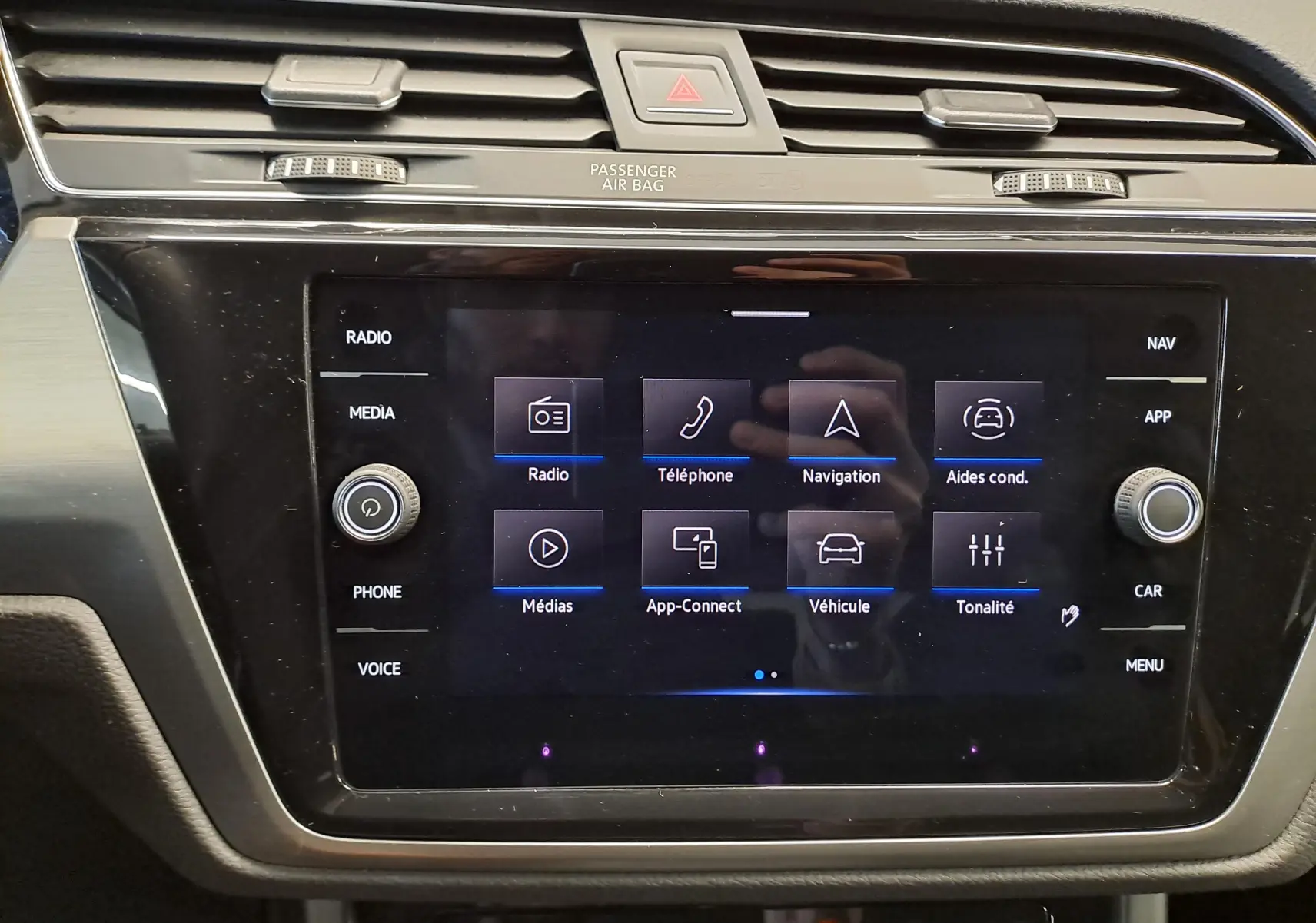 Vue rapprochée de l'écran tactile central du Volkswagen Touran 2025 avec interface multimédia et commandes tactiles.