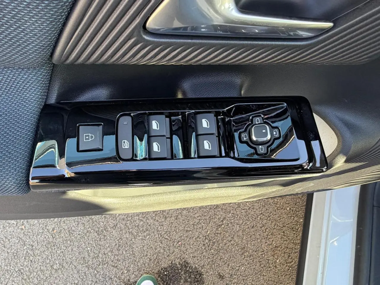 Gros plan sur la commande des vitres et rétroviseurs côté conducteur du Citroën C5 Aircross blanc Okenite.